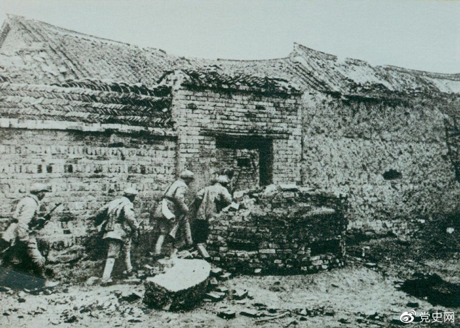 1948年11月,华东野战军取得围歼黄百韬兵团的胜利。图为战士们冲进黄百韬兵团司令部。